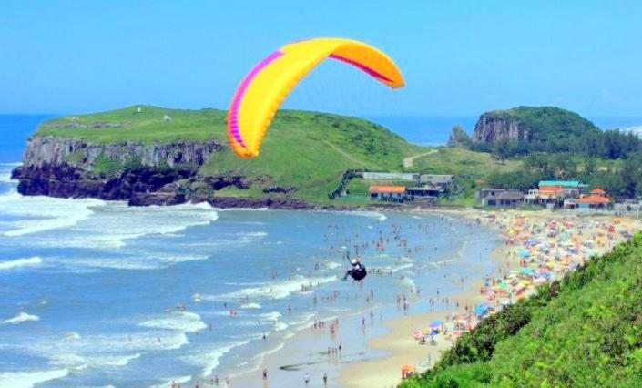 Casa De 2 Quartos Com 2 Ares-Condicionados Em Torres-Rs - Na Mais Bela Praia Gaucha - Cozinha - Banheiro - Tv Smart 32 E Wi-Fi - Estacionamento - Anfitria Superhost No Bnb Villa Buitenkant foto