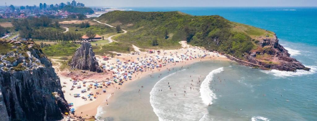 Casa De 2 Quartos Com 2 Ares-Condicionados Em Torres-Rs - Na Mais Bela Praia Gaucha - Cozinha - Banheiro - Tv Smart 32 E Wi-Fi - Estacionamento - Anfitria Superhost No Bnb Villa Buitenkant foto